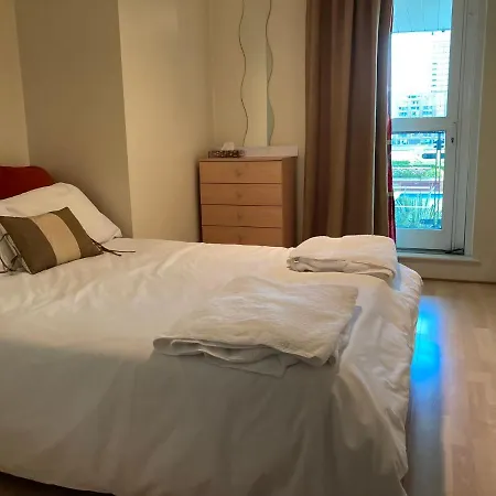 St George Wharf Apartment